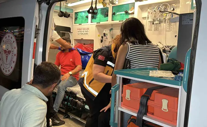 Kontrolden çıkan otomobil park halindeki araca çarptı: 5 yaralı
