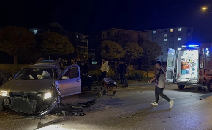 Kontrolden çıkan otomobil refüje çarptı: 1 yaralı