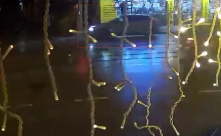 Kontrolden çıkan SUV araç çöp konteynerine ve elektrik panosuna çarptı

