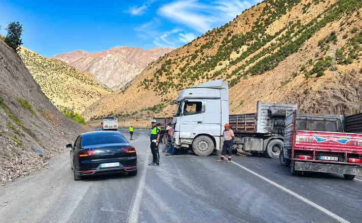 Kontrolden çıkan tır bariyerlere çarptı
