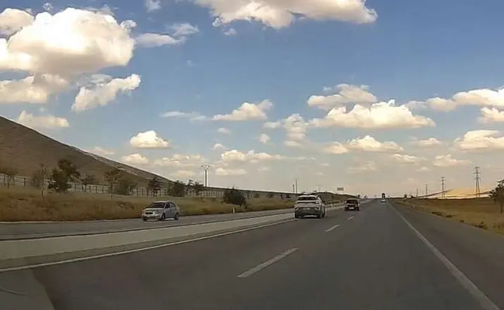 Konya-Aksaray Yolunda Ters Yönden Gelen Otomobil Faciadan Kıl Payı Döndü