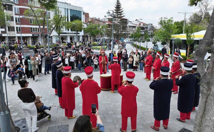 Konya Büyükşehir Mehter Takımı ile şehrin meydanlarında Mehter coşkusu sürüyor