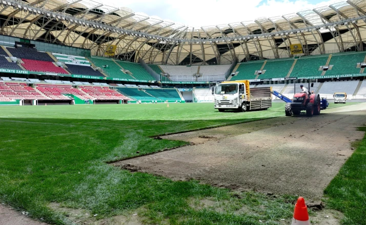 Konya Büyükşehir Stadyumu'nun zemininde renovasyon çalışması başlatıldı