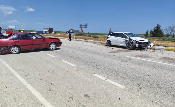 Konya’da 2 otomobilin çarpışması ile 5 kişi yaralandı