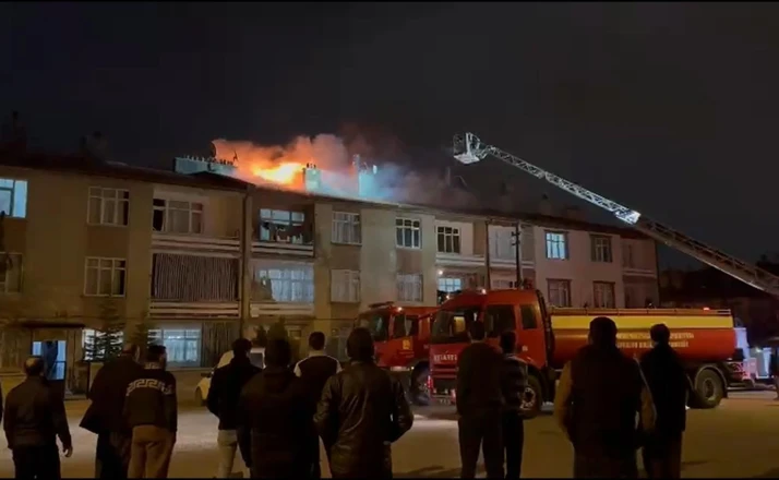 Konya’da 3 katlı apartmanın çatısında yangın paniği