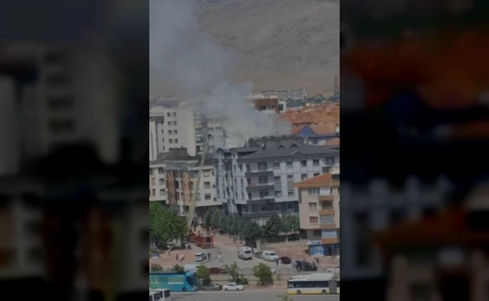 Konya’da apartmanın çatısı alev alev yandı