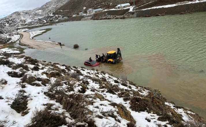 Konya'da göle dönen yayla yolunda araçta mahsur kalan aile kurtarıldı