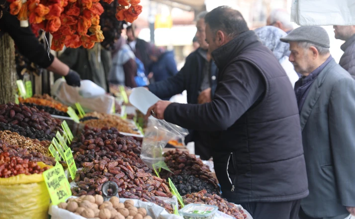 Konya'da hurmalar hem tezgahlarda hem de iftar sofralarında yerini aldı