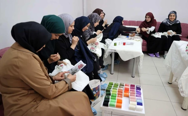 Konya’da İHL öğrencilerinin işledikleri seccadeler Gazze için umut olacak