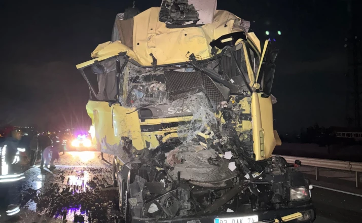 Konya'da kamyon tıra arkadan çarptı: 1 yaralı