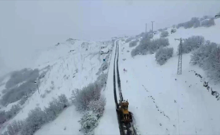 Konya’da Mayıs ayındaki kar bir ilçeyi daha beyaza bürüdü