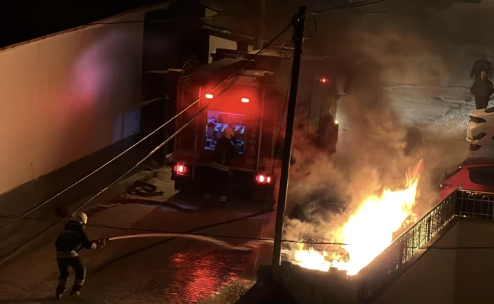 Konya’da park halindeki otomobil alev alev yandı