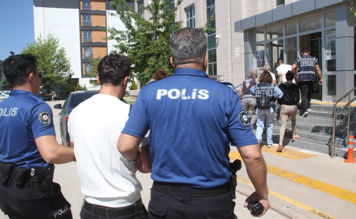Konya'da sahte altın dolandırıcıları adliyeye sevk edildi