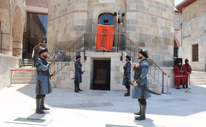 Konya'da Selçuklu Sultanlar Türbesi'nde saygı nöbeti değişimi