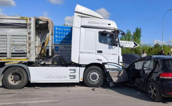 Konya’da TIR otomobille çarpıştı, sürücü sıkıştı
