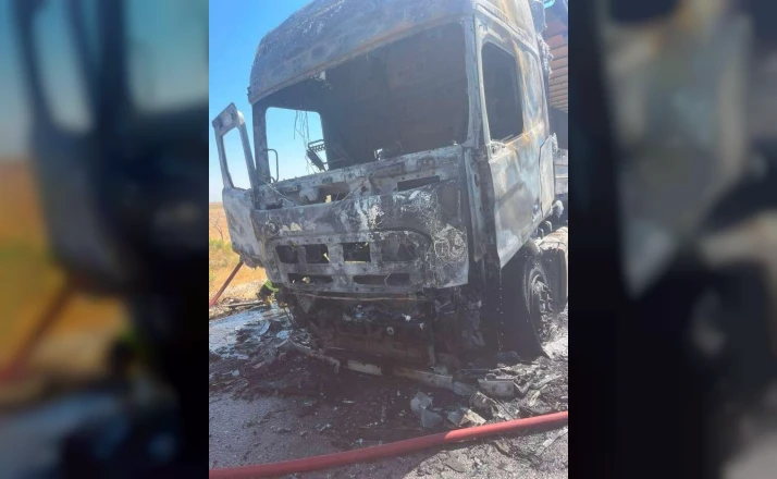 Konya’da TIR yangını! Alevler çekicinin tamamını sardı