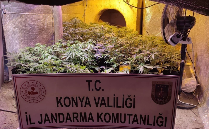 Konya'da uyuşturucu tacirlerine yapılan operasyonda 14 kişi tutuklandı