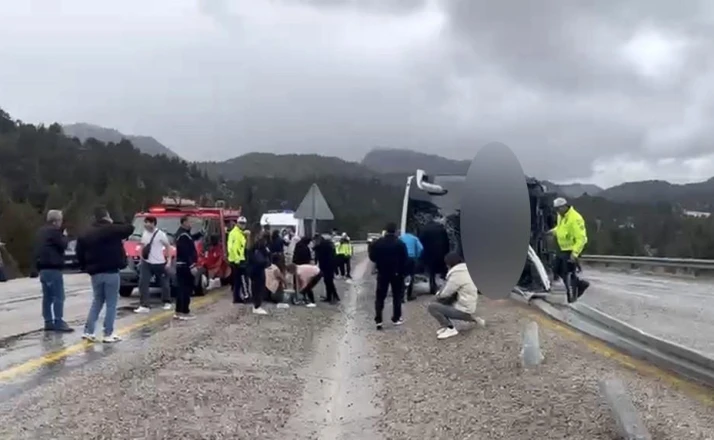 Konya’da yolcu otobüsü devrildi! Çok sayıda yaralı var