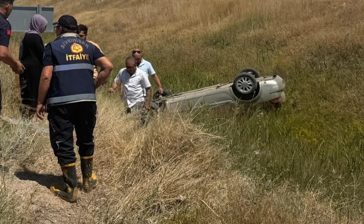 Konya-Eskişehir yolunda şarampole devrilen otomobildeki 2 kişi yaralandı