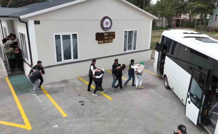 Konya merkezli yurt dışı bağlantılı 3 ilde eş zamanlı siber dolandırıcılık operasyonu: 8 şüpheli tutuklandı