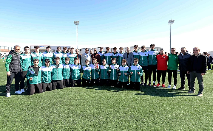 Konya Şampiyonu U16 Takımı Şampiyonluk Kupasını Kaldırdı