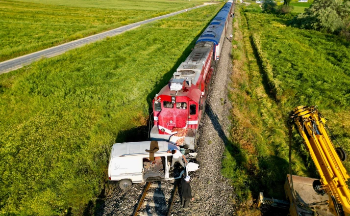 Konya treni kamyoneti yaklaşık 200 metre sürükledi