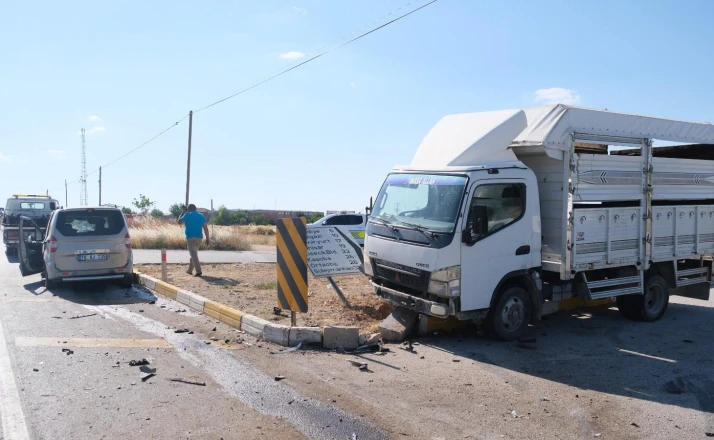 Konya yolunda hafif ticari araçla kamyonetin çarpışması sonucu 1 kişi yaralandı