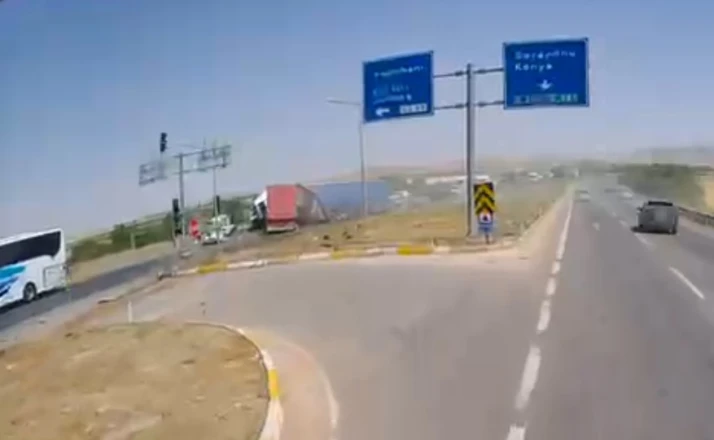 Konya’da 1 kişinin öldüğü, 10 kişinin yaralandığı kaza kamerada