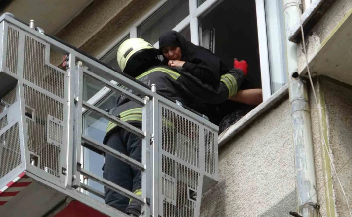 Konya’da binada çıkan yangında mahsur kalan 5’i çocuk 8 kişi ekiplerce kurtarıldı