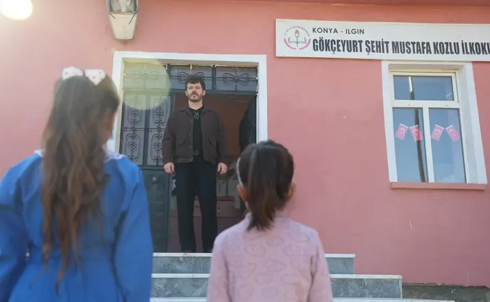 Konya'da bir ilkokulda 2 öğrenci ve 1 öğretmen için ilk ders zili çaldı