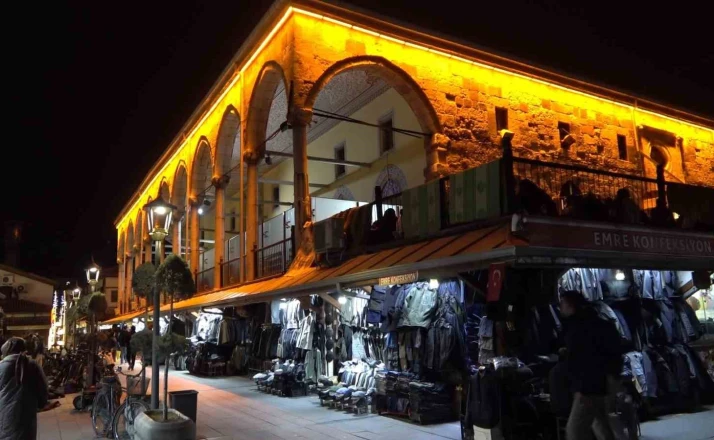 Konya’da Ramazan ayının son teravihinde camiler doldu