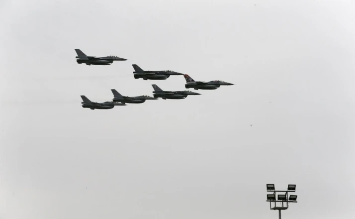 Konya’da SOLOTÜRK ve Türk Yıldızları’ndan öğrencilere 23 Nisan gösterisi