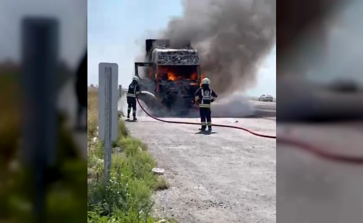 Konya’da tırın çekici bölümünde çıkan yangın paniğe neden oldu