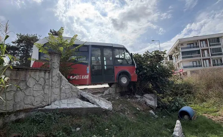Köpeğe çarpmamak için manevra yapan halk otobüsü duvara çarptı
