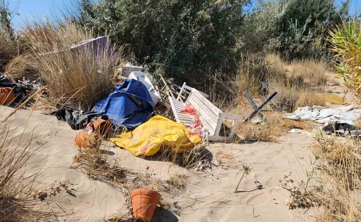 Koruma altındaki kum zambakları çöplerin arasında kaldı
