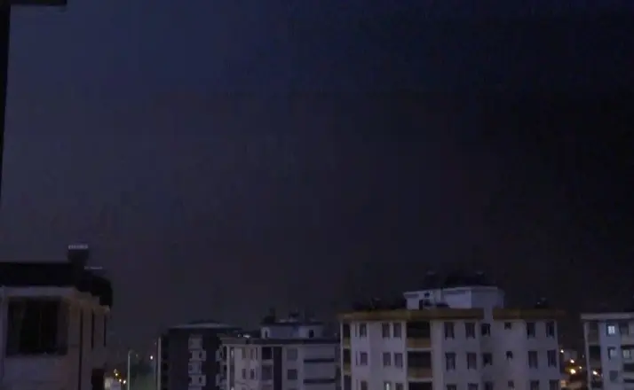Kozan’da yıldırımın düşme anı kamerada
