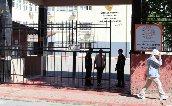 KPSS sınavı yapılan okulda kilitli kalan vatandaş kurtarıldı
