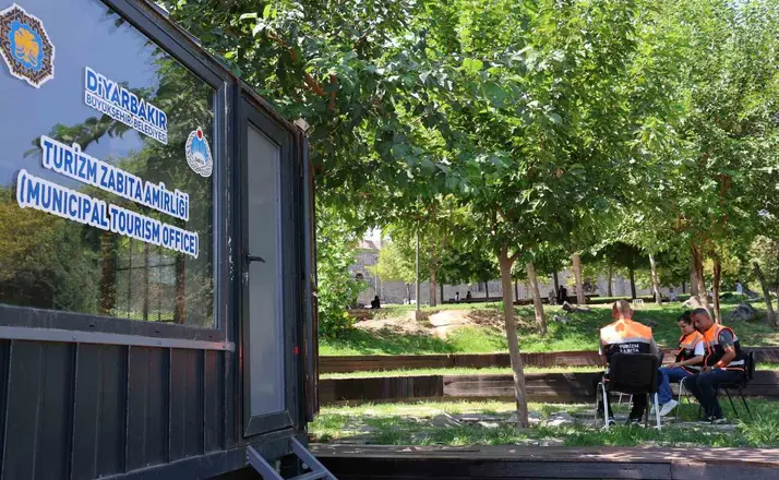 Kruvazör gemilerde aylarca dünyayı gezmeyi bırakıp bildiği dillerde Diyarbakır’ı anlatmaya başladı
