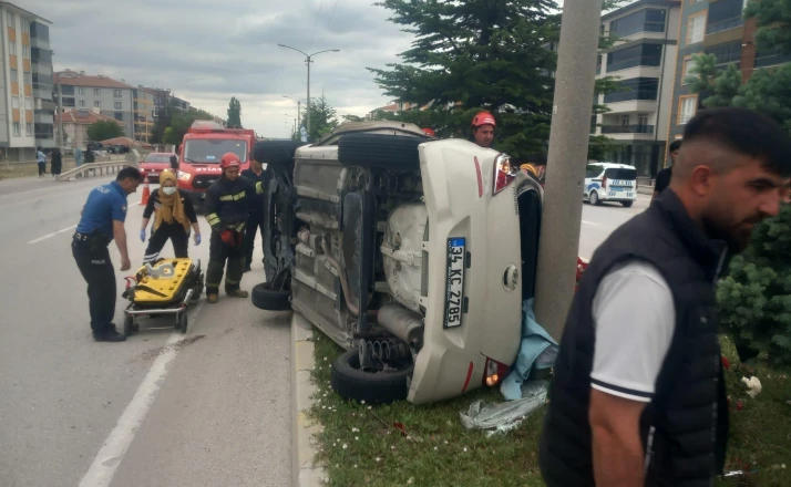 Kulu'da otomobil refüje çıkarak yan yattı: 1 yaralı
