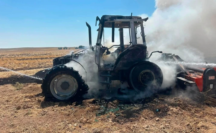 Kulu’da yanan traktör kullanılamaz hale geldi