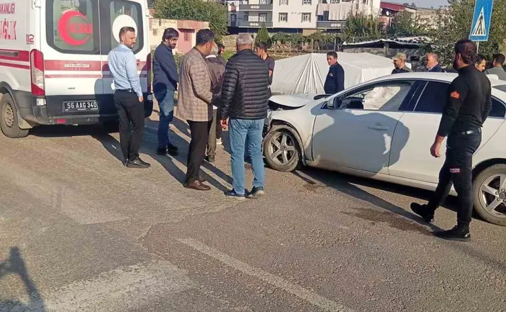 Kurtalan’da otomobil ile hafif ticari araç çarpıştı: 3 yaralı
