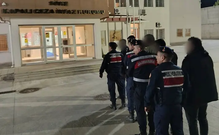 Kuşadası’nda durdurulan minibüsten 20 düzensiz göçmen çıktı
