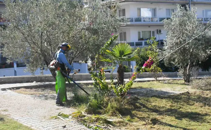 Kuşadası’nda park ve yeşil alanlar bakımdan geçiriliyor
