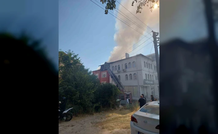 Kütahya’da 3 katlı binanın çatısında yangın 