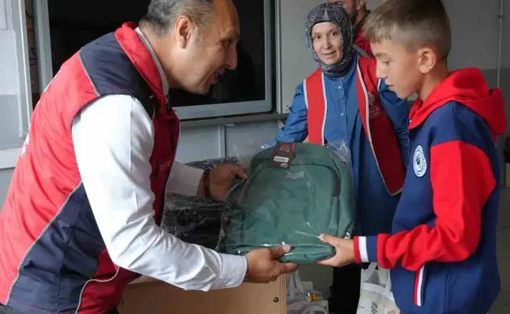 Kütahya’da köy okulundaki öğrencilere kırtasiye desteği
