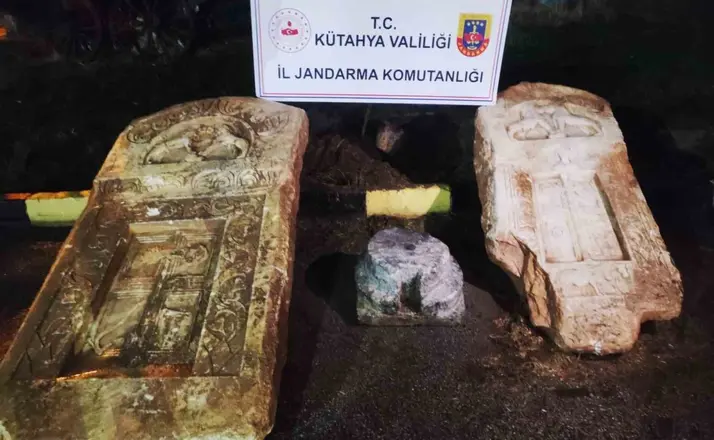 Kütahya’da Roma dönemine ait lahit kapakları ele geçirildi
