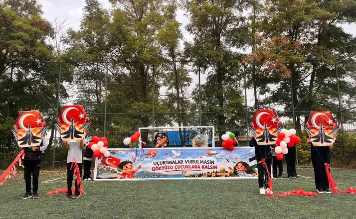 Ladik’te uçurtmalar çocuklar için gökyüzüne yükseldi
