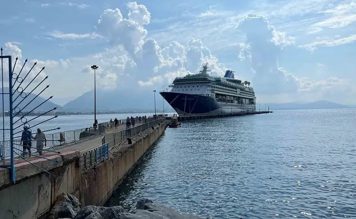 Lüks kruvaziyer bin 765 turist ile Alanya iskelesine demir attı
