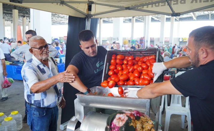 Mahallelerde salça zamanı 