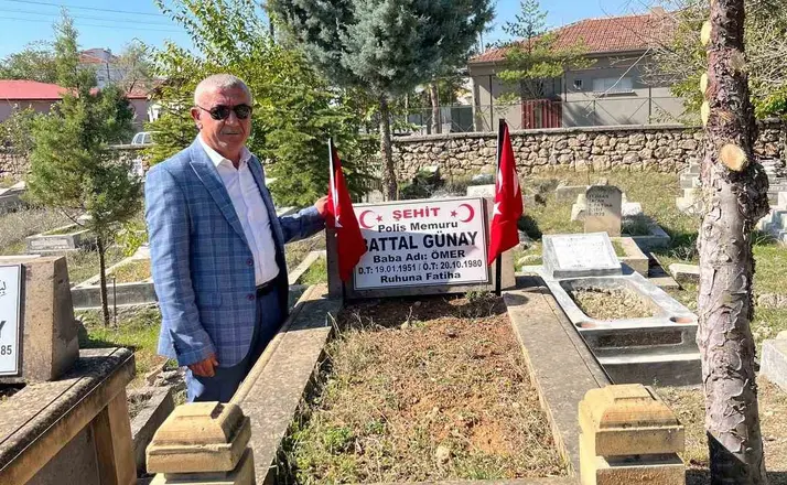 Malatyalı şehit polis Battal Günay kabri başında dualarla anıldı
